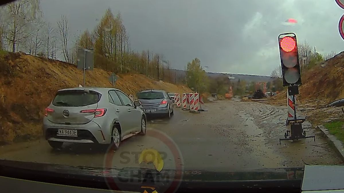 Kierowcy zignorowali sygnalizację. 11 aut przejechało na czerwonym