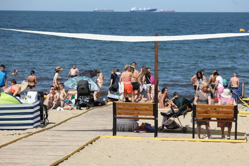 Na plaży dostępne są m.in. baldachimy