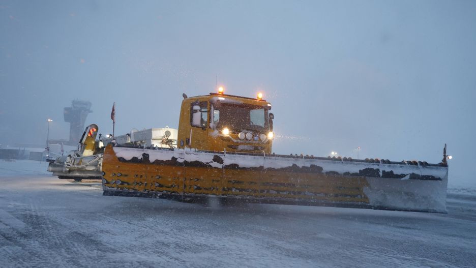 Large amounts of snow in Southern Norway
Kristiansand 20250106. 
Large amounts of snow in Southern Norway on Monday morning. Ground crews remove snow from the runway at Kristiansand Airport, Kjevik.
Photo: Tor Erik Schroder / NTB 
Dostawca: PAP/NTB
Tor Erik Schroder
Winter, BNC, Snow plowing crew