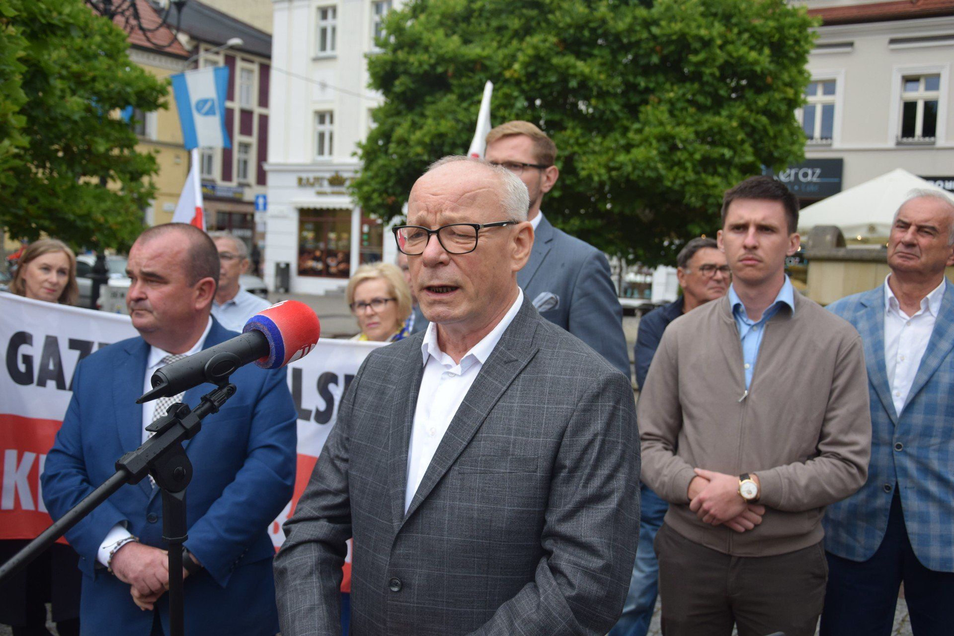 Politycy PiS w Rybniku namawiają, aby podpisywać się pod inicjatywą referendum w sprawie wypowiedzenia paktu migracyjnego