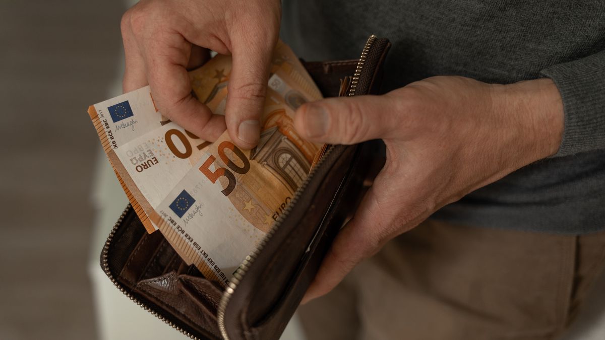 money, hand, business, currency, cash, finance, holding, dollar, hands, bank, euro, banknote, bill, pay, buy, wealth, dollars, banking, financial, debt, human, paying, shopping, giving, paper