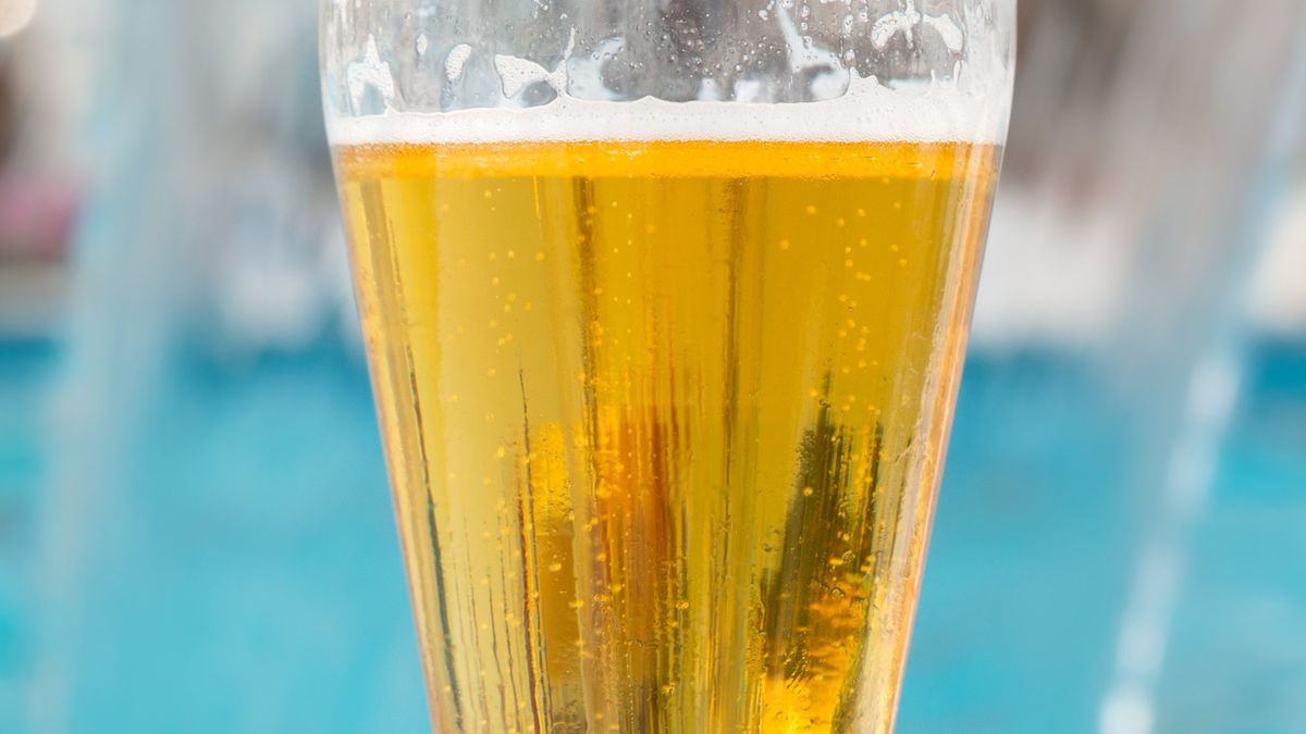 Alkohol pity podczas opalana zwiększa ryzyko raka skóry