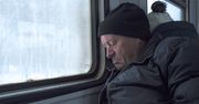 Bezdomny śpi w autobusie. Powiadomić służby czy pozwolić jechać dalej?