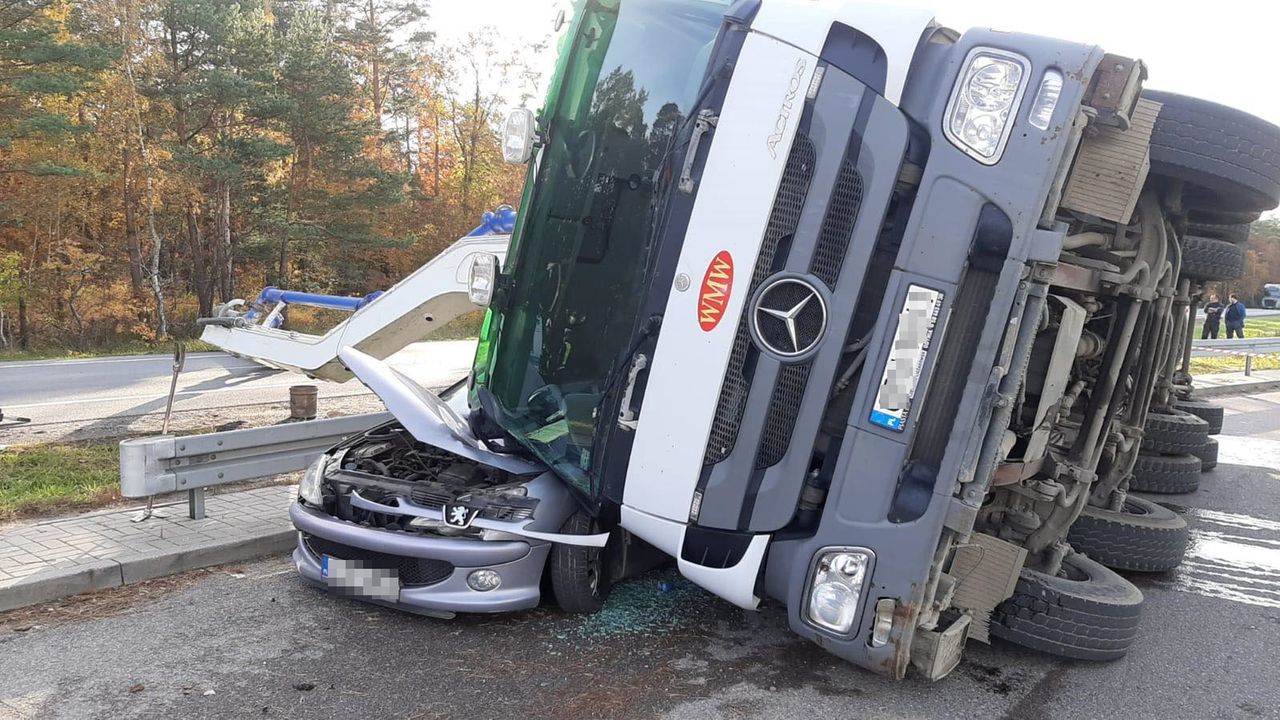 Wypadek drogowy w Lęborku. Betoniarka zgniotła samochód