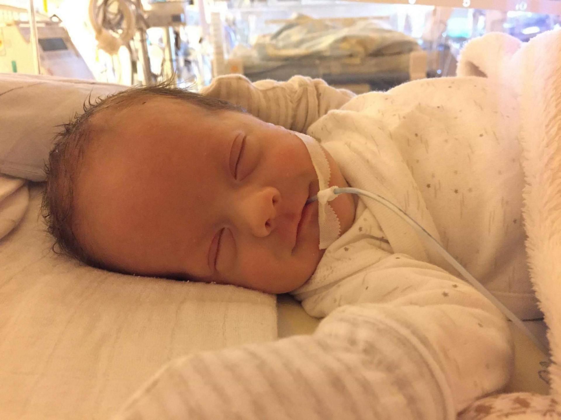 Chłopiec cierpi na mózgowe porażanie dziecięce