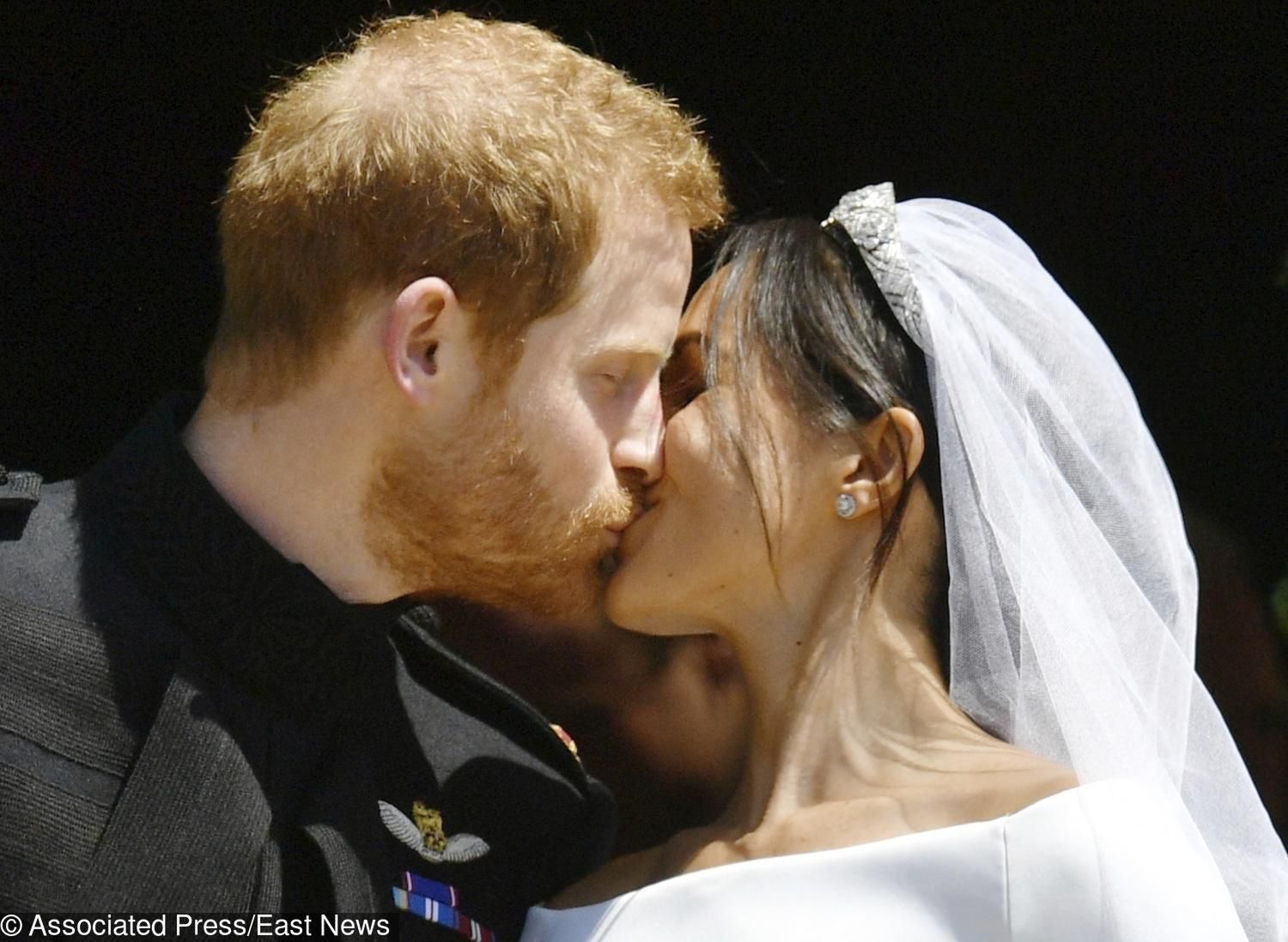 Pierwszy pocałunek Meghan Markle i księcia Harry'ego po ślubie