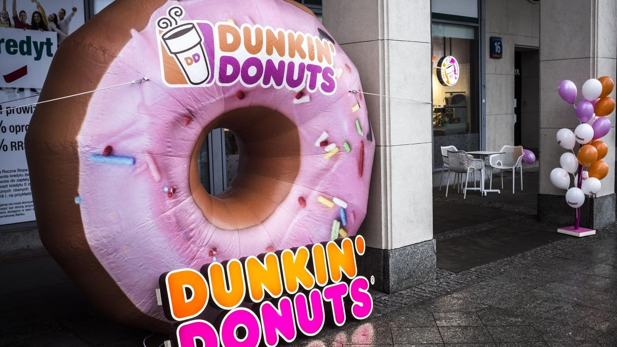 Lokal Dunkin' Donuts przy ul Świętokrzystkiej 16 w Warszawie