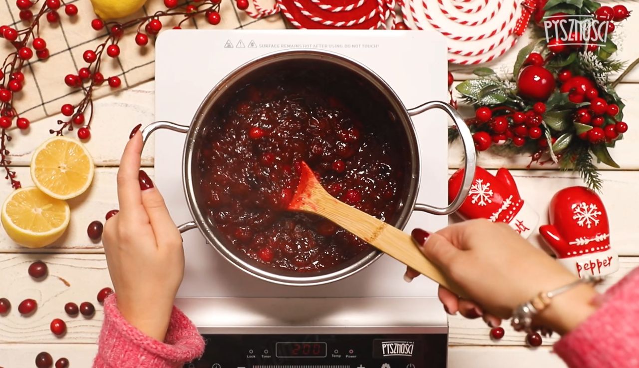 Cranberry jam does not require thickeners.