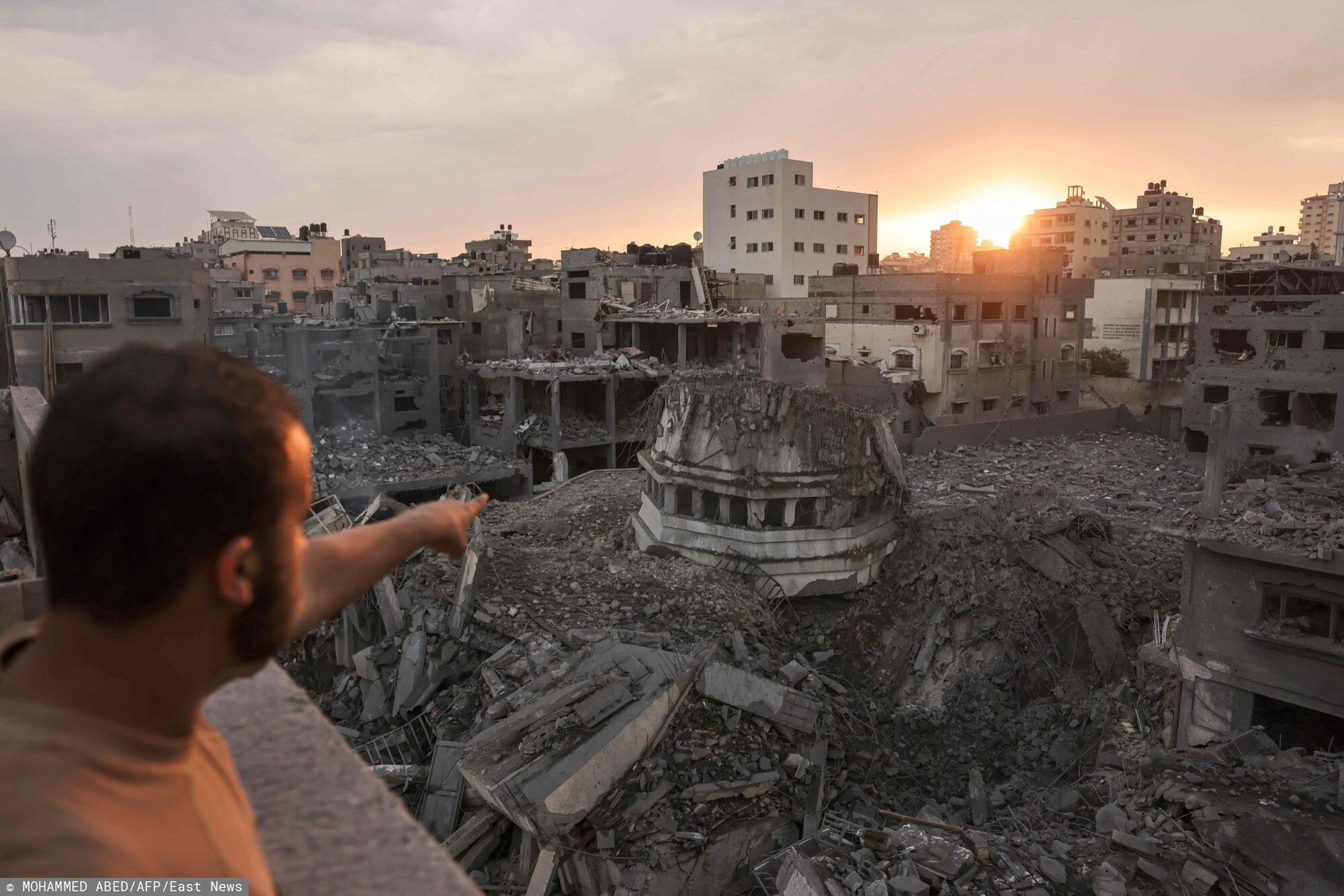 Wojna w Izraelu
A Palestinian points to the Ahmed Yassin mosque, which was levelled by Israeli airstrikes, in Gaza City early on October 9, 2023. Israel relentlessly pounded the Gaza Strip early October 9, as fighting raged with Hamas around the Gaza Strip and the death toll from the war against the Palestinian militants surged above 1,1000. (Photo by MOHAMMED ABED / AFP)
MOHAMMED ABED