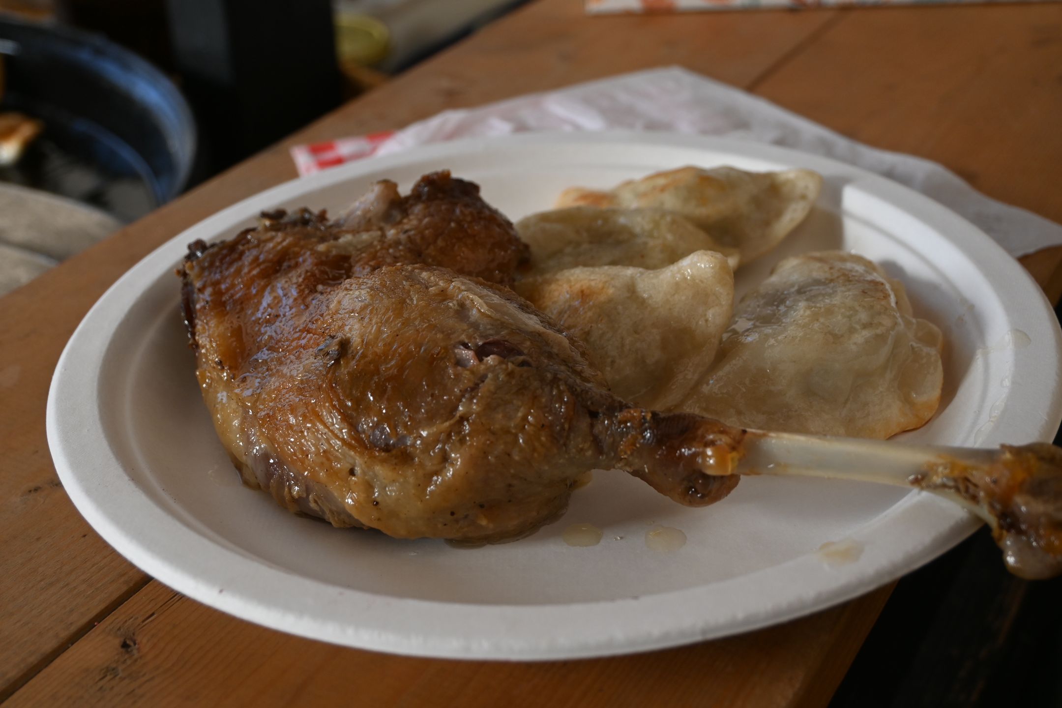 Noga gęsi z pierogami z gęsiną