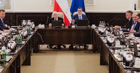 Pierwsze posiedzenie rządu z nowym wicepremierem i to zdjęcie. "Może to jakiś żart?"