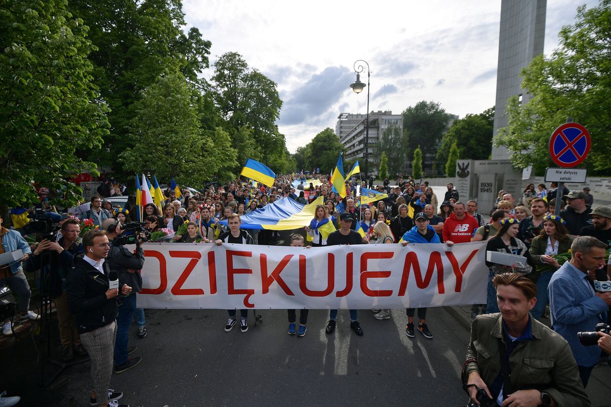 Obywatele Ukrainy podczas Marszu Wdzięczności w Warszawie. Marsz Wdzięczności organizowany został przez Ukraińców, którzy przybyli do Polski w związku z agresją Rosji na ich kraj 