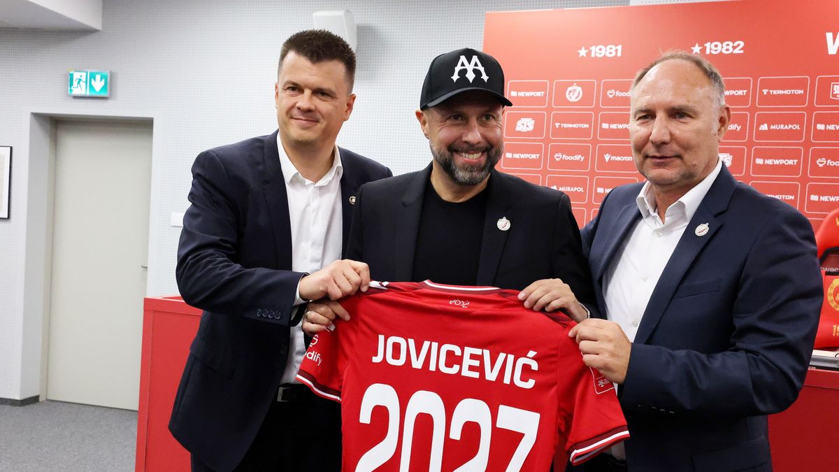 PAP / Marian Zubrzycki / Na zdjęciu: dyrektor sportowy Widzewa Łódź Mindaugas Nikolicius, trener Igor Jovicević oraz pełnomocnik zarządu ds. sportu Dariusz Adamczuk