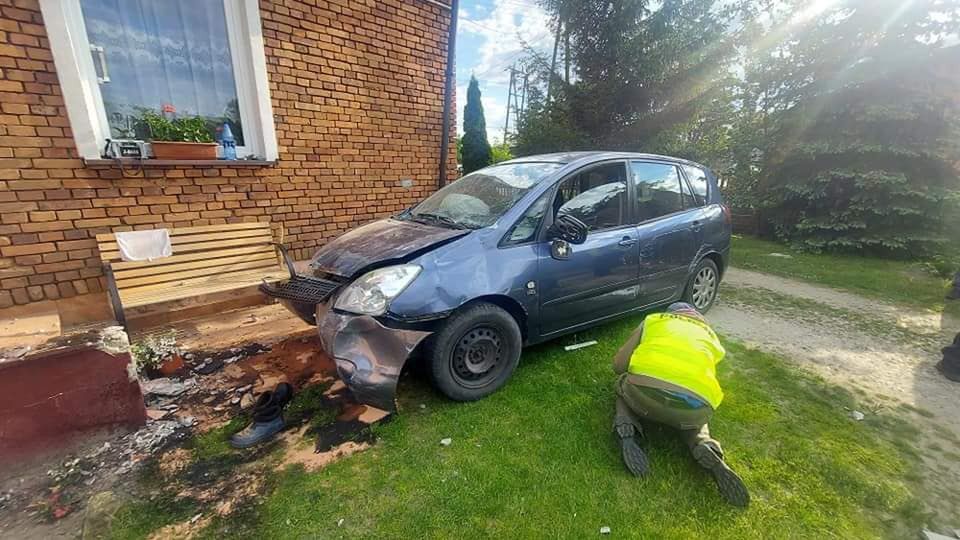 Pijany kierowca wjechał w dzieci na podwórku w Radzicach Małych. 11-latek w szpitalu