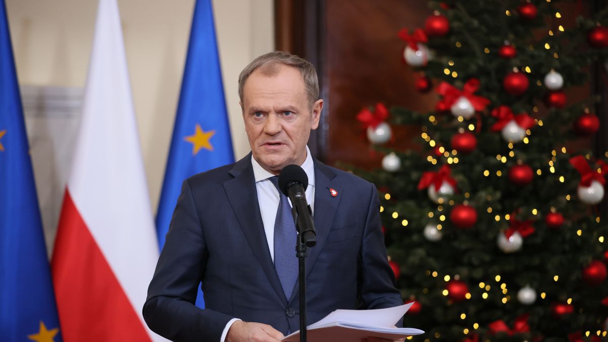 Warszawa, 19.12.2023. Premier Donald Tusk podczas konferencji prasowej po posiedzeniu rządu w siedzibie KPRM w Warszawie, 19 bm. Konferencja dot. projektu budżetu na 2024 r. (jm) PAP/Leszek Szymański