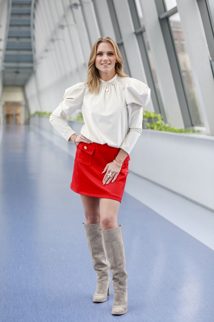 Agnieszka Kaczorowska w czerwonej spódnicy mini
