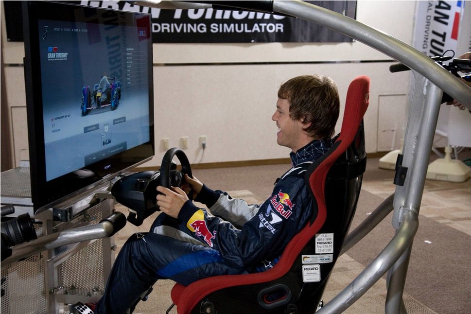 Sebastian Vettel nie jest głupi. Odkąd trenuje na PlayStation jest mistrzem świata (fot.carmagazine.co.uk)