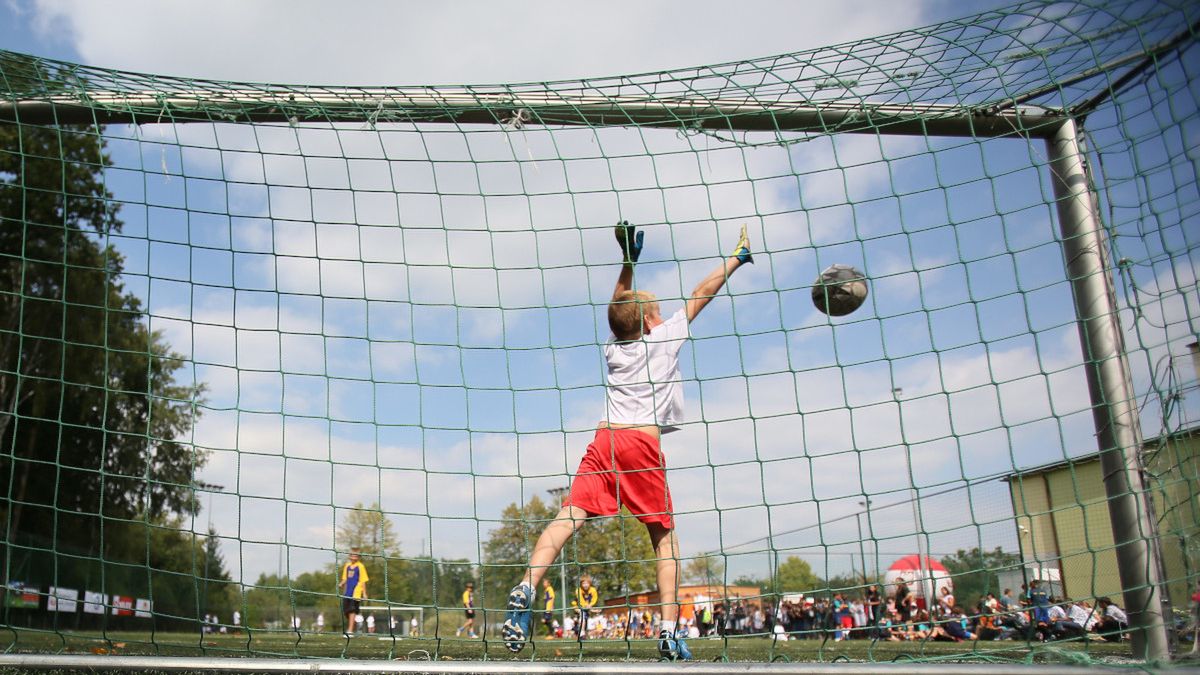 PAP / Leszek Szymański / Na zdjęciu: boisko Zespołu Szkół Nr 2 w Sulejówku koło Warszawy