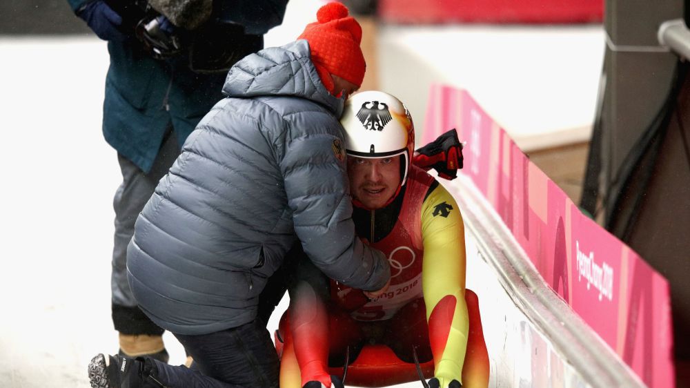 Getty Images / Adam Pretty / Na zdjęciu: Felix Loch pocieszany przez ojca Norberta podczas igrzysk w Pjongczangu