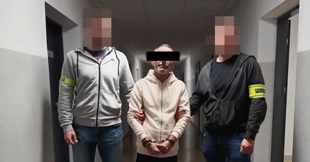 Werbował ludzi, których zadaniem było odbierać pieniądze z oszustw „na policjanta”. 44-latek wpadł w ręce policji