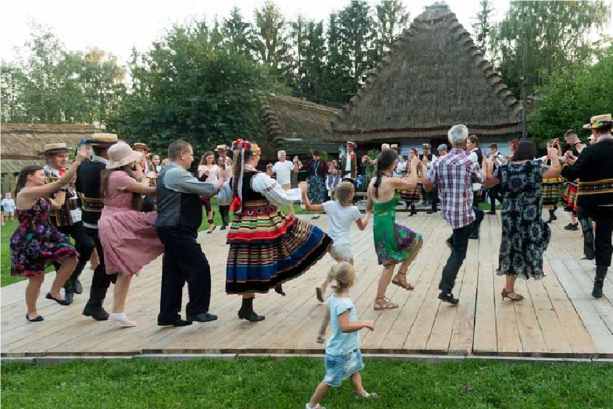 Potańcówka w skansenie, tłum się bawi