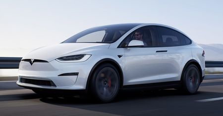 Tesla Model X też dostała wolant i mocniejszy napęd. 1020 KM zmienia ją w rakietę