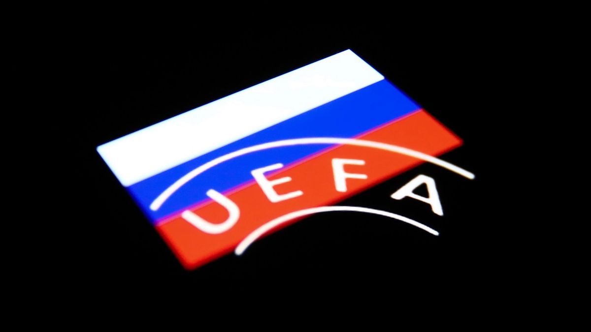 Zdjęcie okładkowe artykułu: Getty Images / Jakub Porzycki/NurPhoto  / Na zdjęciu: flaga Rosji i logo UEFA