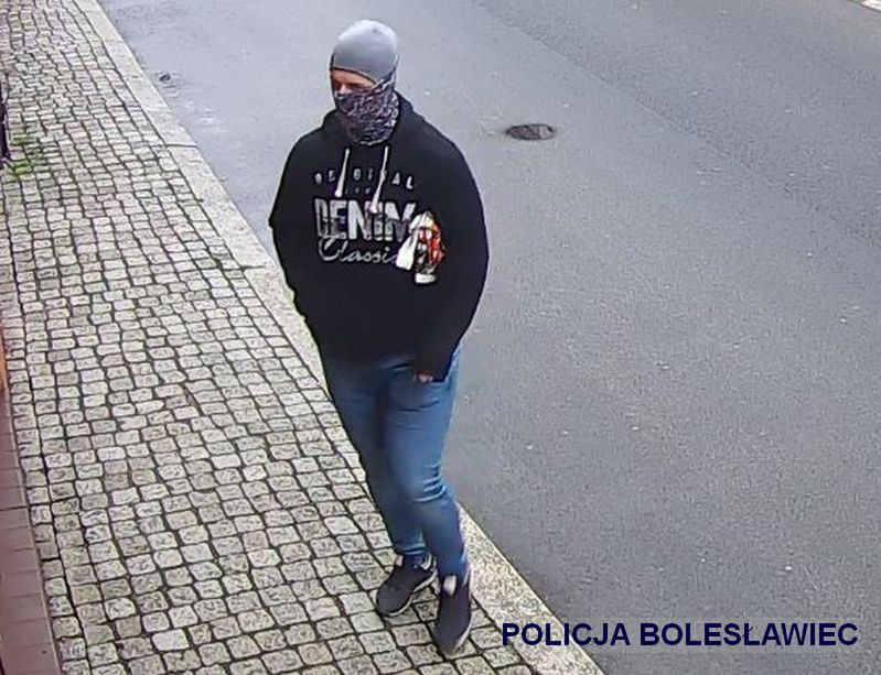 Bolesławiec. Napad na jubilera. Policjanci szukają sprawcy [wideo]