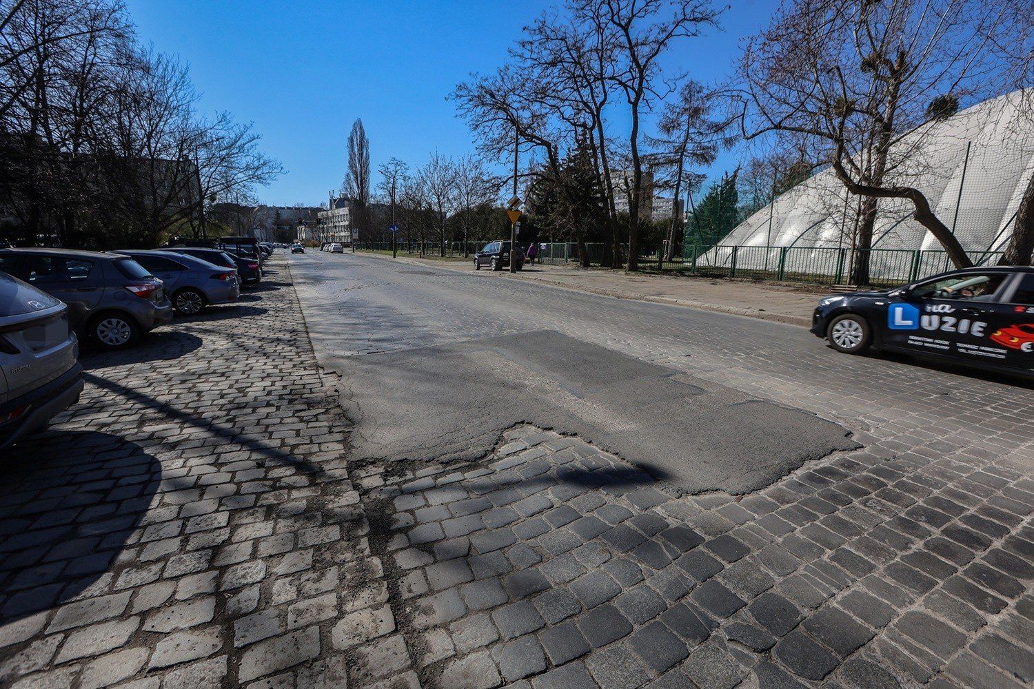 Ulica Poznańska we Wrocławiu zostanie przebudowana na odcinku od Legnickiej do Długiej. Powstaną nowe chodniki, drogi rowerowe, przystanki, oświetlenie i miejsca postojowe, a pod ziemią zmodernizowane zostaną sieci wodociągowe, kanalizacyjne i energetyczne.