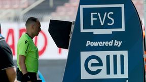 Trenerka Polek wyciąga kartę, sędzia idzie do monitora. Tak wygląda rewolucja FIFA