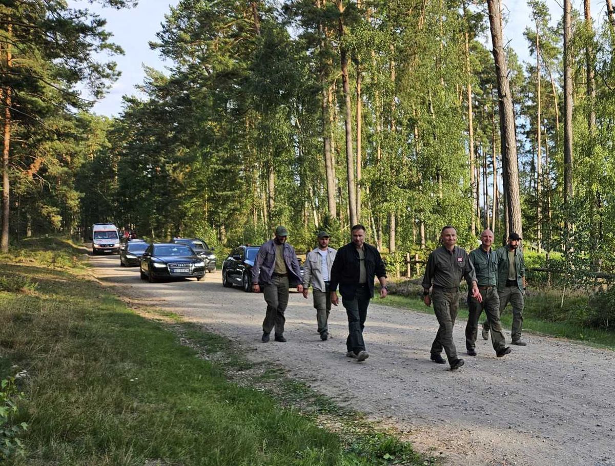 Prezydent RP spacerujący leśną drogą w środku Borów Tucholskich to rzadki widok