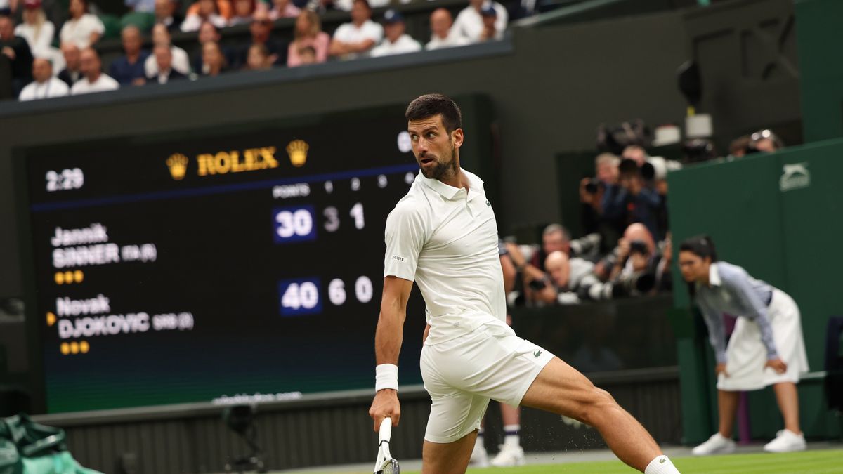 Novak Djokovic of Serbia in action during his Men's Singles semi-final match against Jannik Sinnner of Italy at the Wimbledon Championships, Wimbledon, Britain, 14 July 2023. EPA/NEIL HALL EDITORIAL USE ONLY Dostawca: PAP/EPA.
