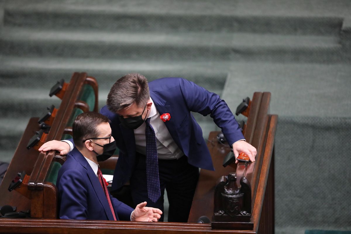 Premier Mateusz Morawiecki używał prywatnej skrzynki do korespondencji z szefem KPRM Michałem Dworczykiem