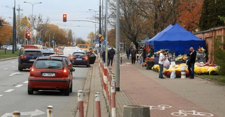 Sprawdzili ceny jedzenia pod warszawskim cmentarzem. 25 zł za pajdę chleba
