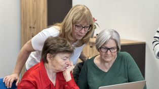 Rakoniewice: Seniorze, wkrocz do cyfrowego świata! Trwają zapisy na bezpłatne szkolenie