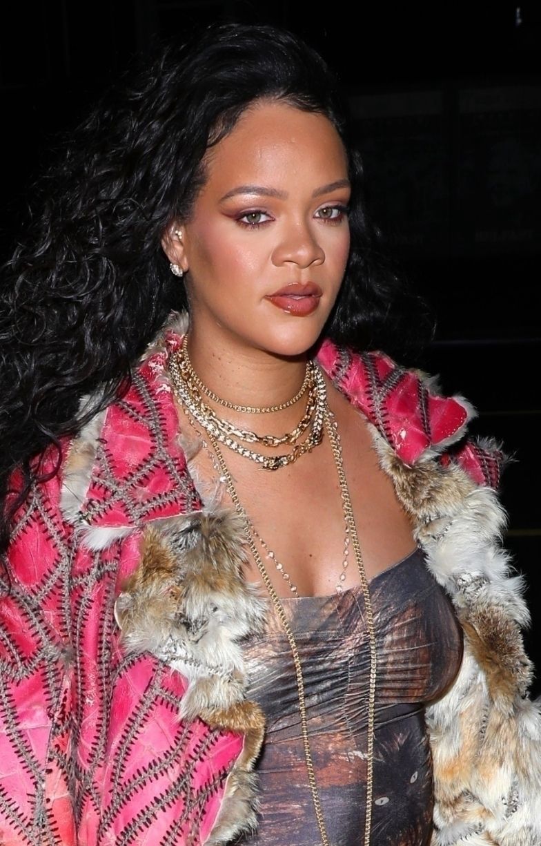 Ciężarna Rihanna opuszcza włoską restaurację w Santa Monica