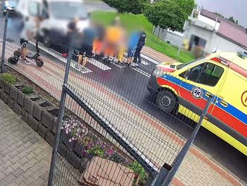 Lubawa: 12-latek na elektrycznej hulajnodze wpadł pod samochód dostawczy. Nie miał kasku