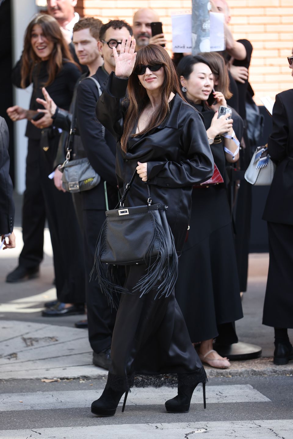Monica Bellucci zachwyca młodzieńczą aparycją w Mediolanie