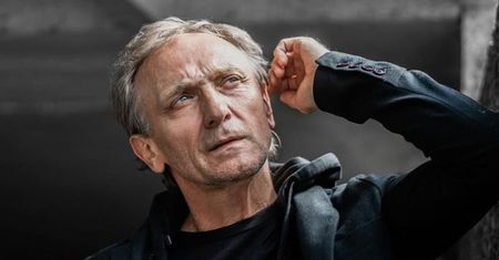 Andrzej Chyra narzeka na głodowe emerytury. Powołuje się na księży
