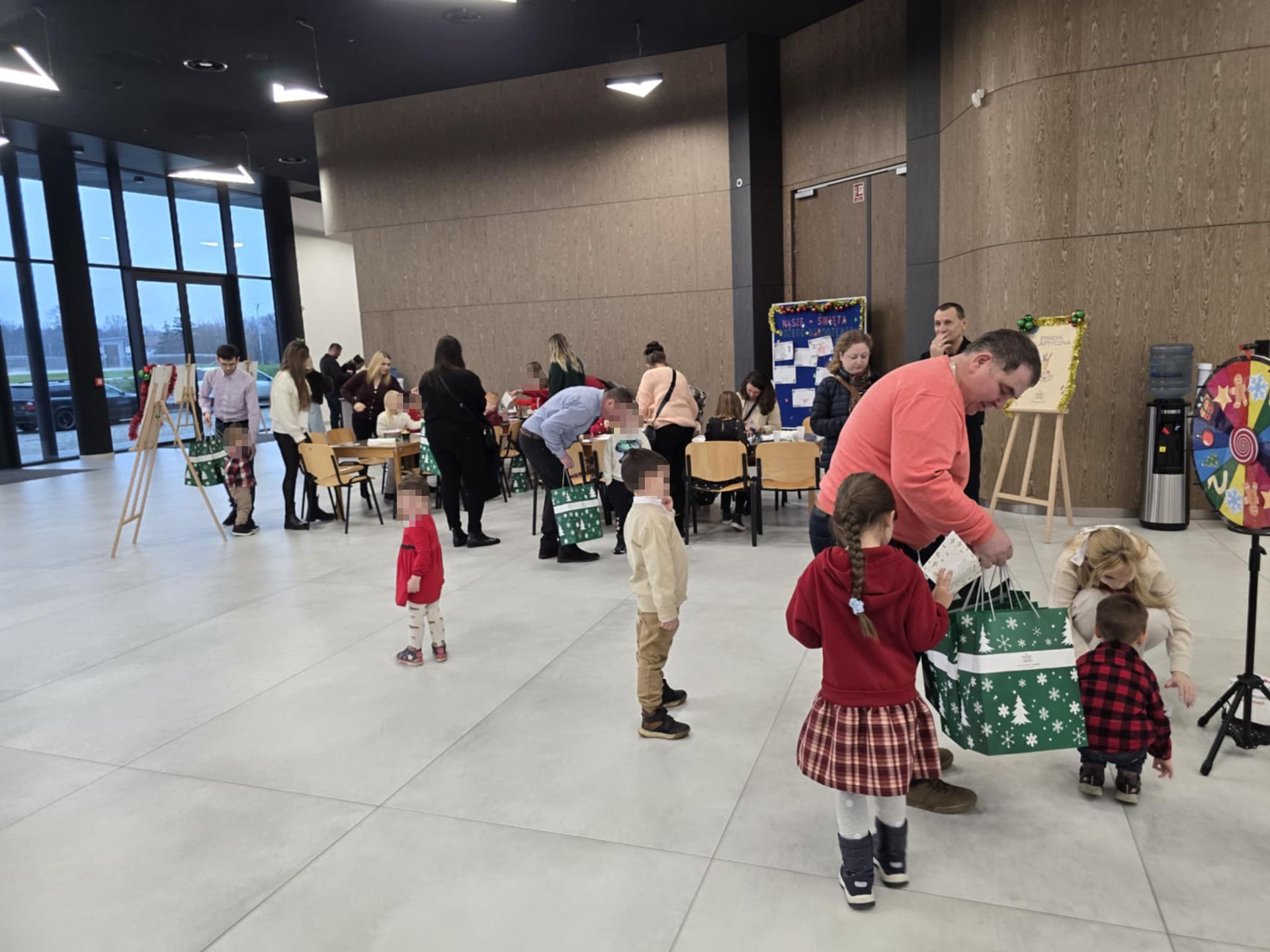 Strefa zabaw dla dzieci podczas mikołajek