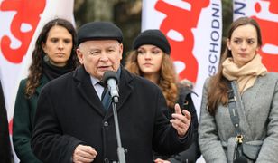 Kaczyński grzmiał ze sceny. Wykrzykiwał kilka razy jedno słowo