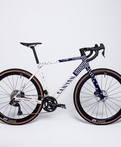 Canyon i Manufaktura w Bolesławcu łączą pasję i tradycję, by stworzyć customową edycję roweru gravelowego grail w unikatowym wzorze bolesławieckiej ceramiki