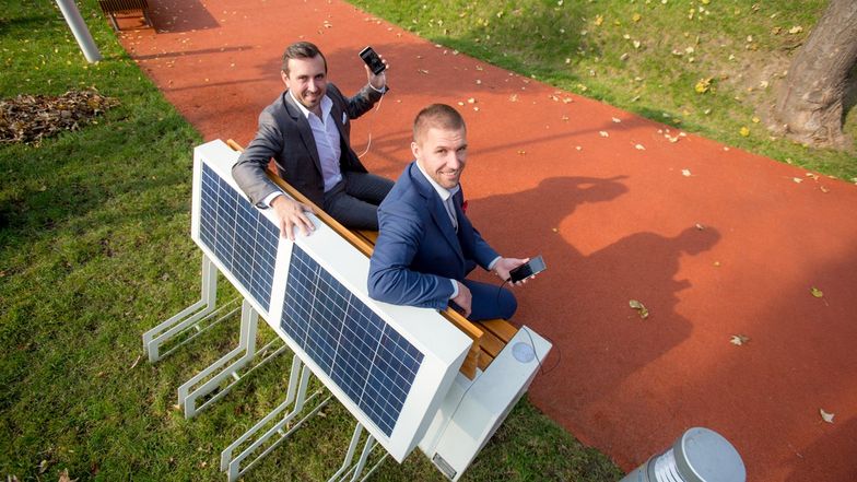 Artur Racicki i Piotr Hołubowicz - współzałożyciele firmy SEEDiA na jednej ze swoich ławek.