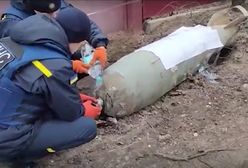 Ukraińcy rozbrajają niewybuch własnymi rękami. Pokazali, jak to zrobić