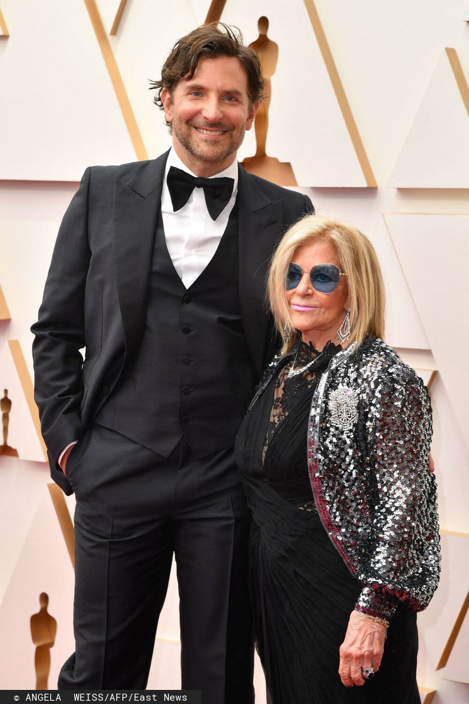 Bradley Cooper (smoking: Gucci) z mamą Gloria Campano – Oscary 2022