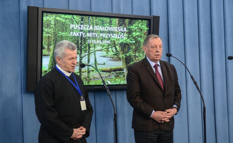 Minister środowiska Jan Szyszko i o. Zdzisław Klafka podczas konferencji pt. "Puszcza Białowieska - mity, fakty i przyszłość"