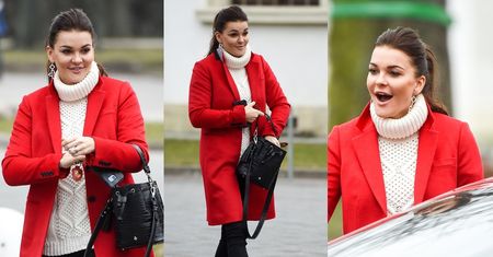 Agnieszka Radwańska w czerwonym płaszczu wsiada do Porsche za milion złotych (ZDJĘCIA)