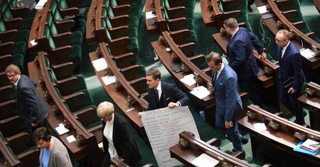 "Strajkujący posłowie nie powinni dostać zapłaty. To byłaby nauczka"