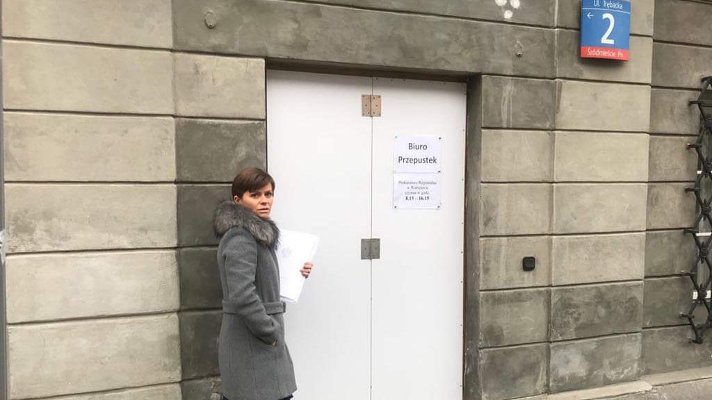 Mec. Katarzyna Szwarc przed biurem przepustek w prokuraturze.