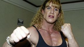 Gwiazda wrestlingu znęcała się nad mężem, pobiła policjanta. Zarzucali jej, że jest mężczyzną